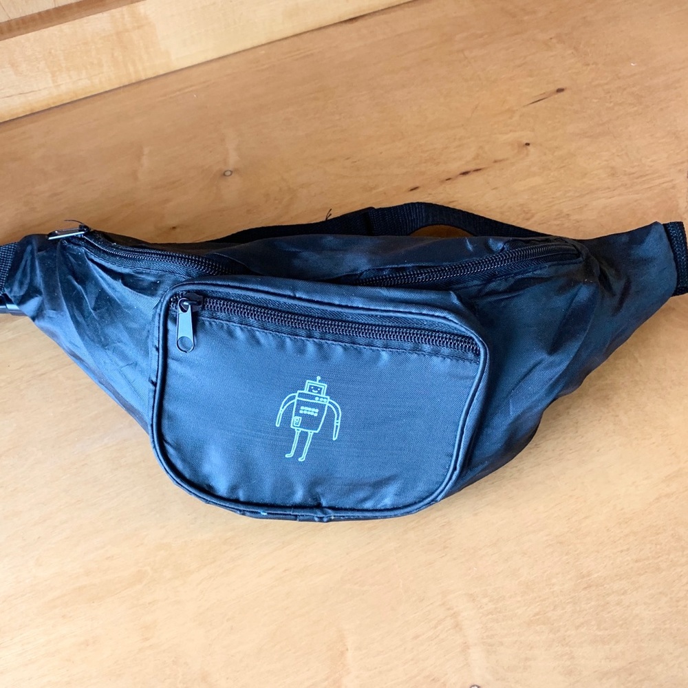 ✨FREE w/ bundle! Robot Fannypack